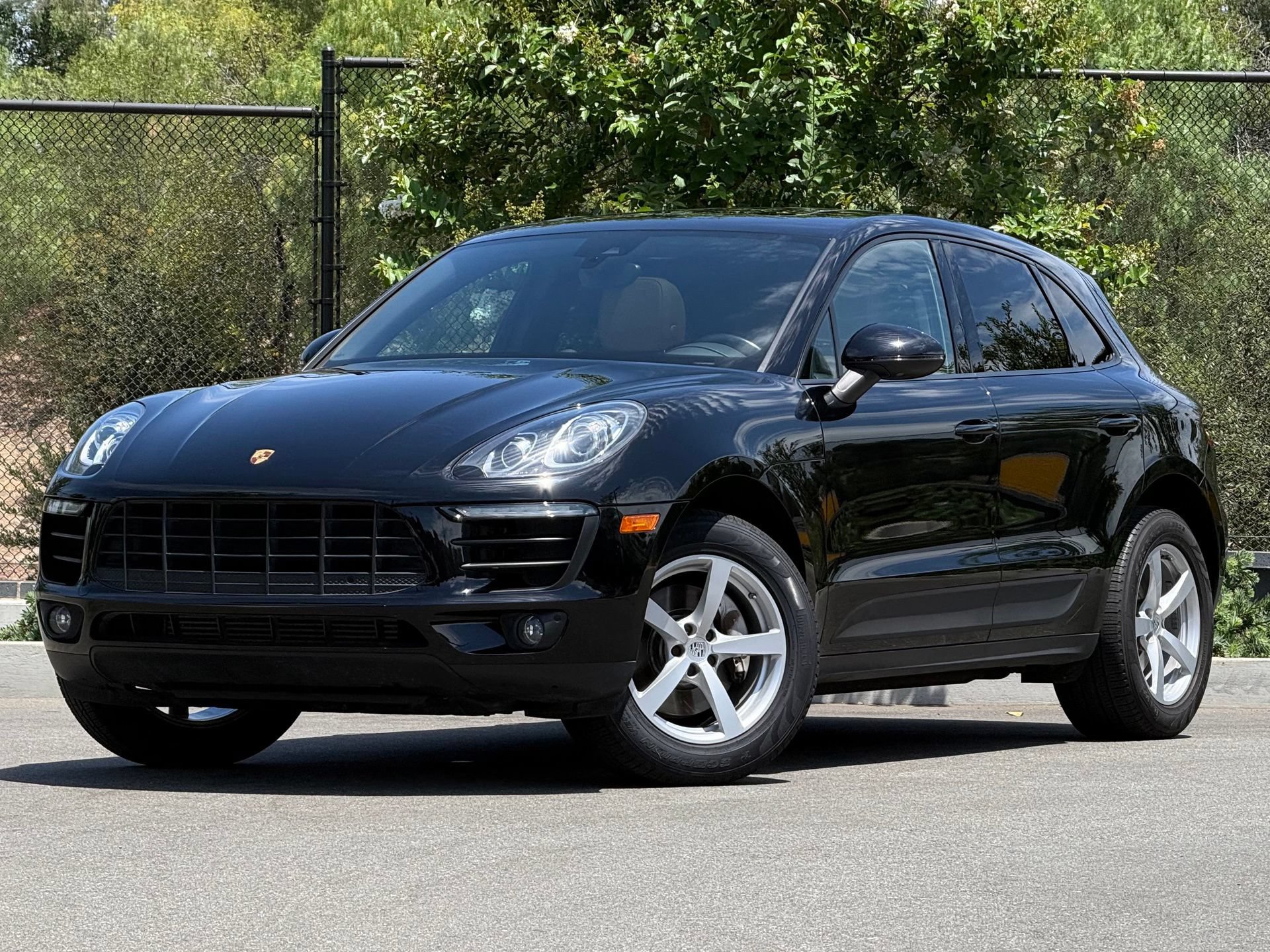 Certified 2017 Porsche Macan AWD/4WD image 1