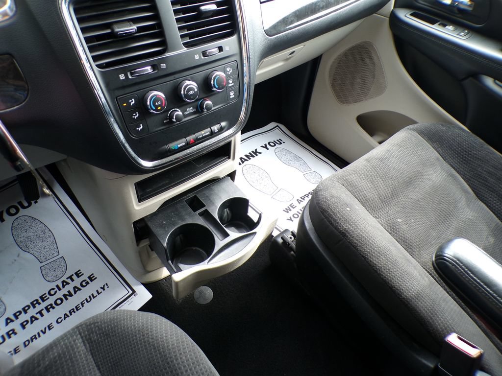 Used 2018 Dodge Grand Caravan SE w/ UConnect Hands-Free Group FWD image 31