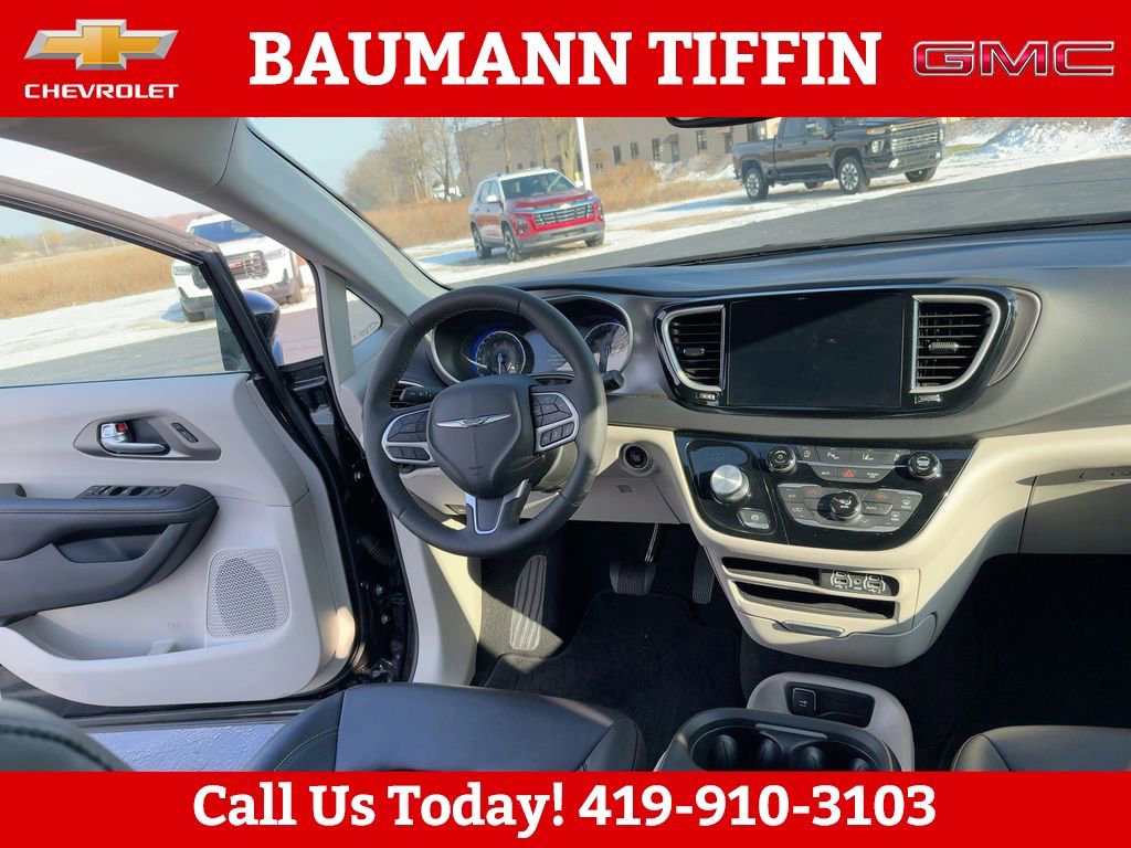 Used 2024 Chrysler Pacifica Touring-L image 3