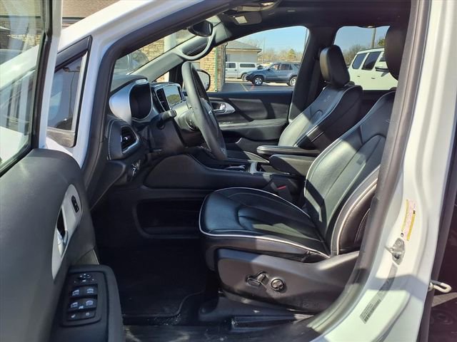 Used 2025 Chrysler Pacifica Limited image 8
