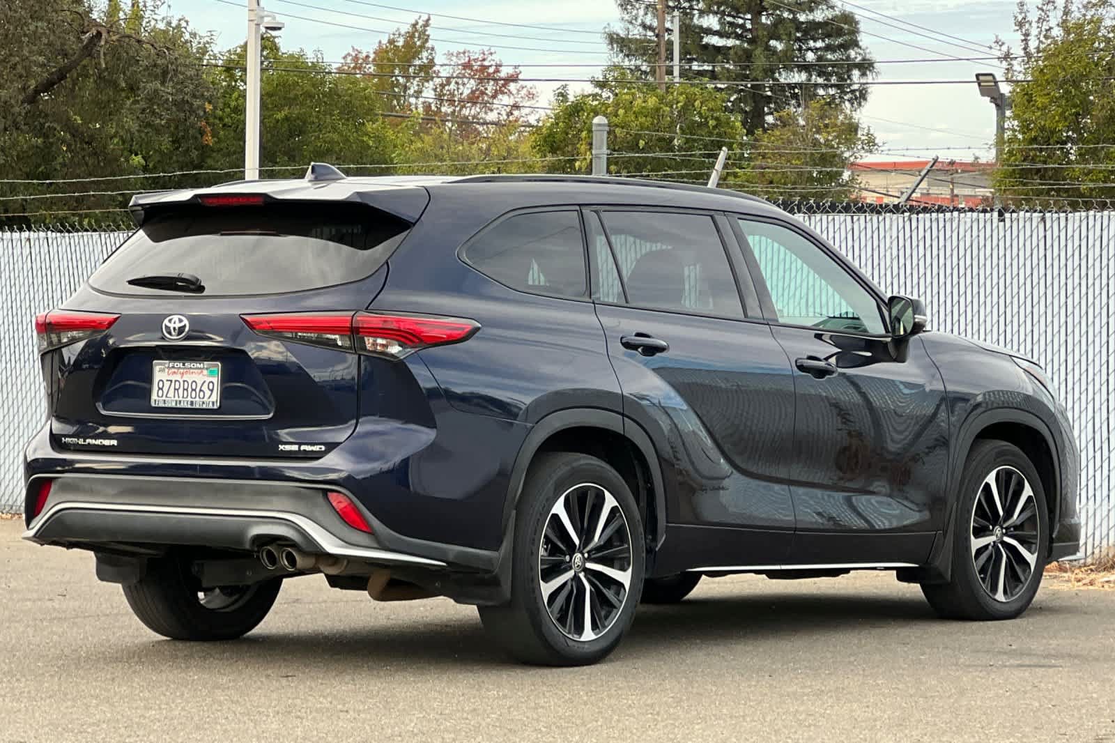 Used 2022 Toyota Highlander XSE AWD/4WD image 3