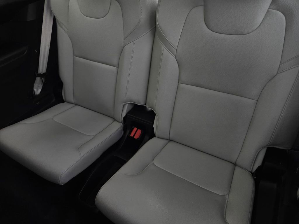 Used 2023 Volvo XC90 B6 Plus image 16