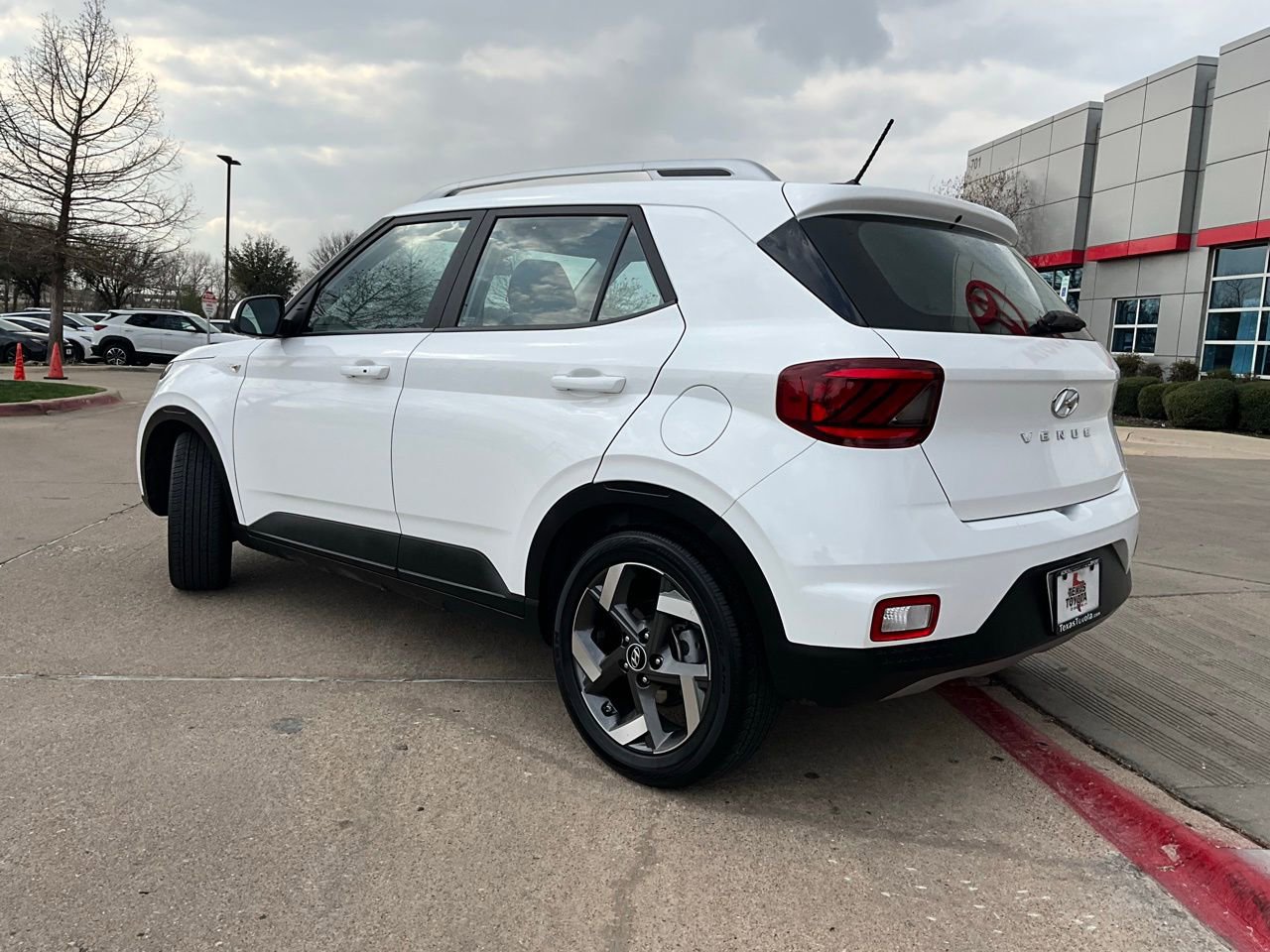 Used 2025 Hyundai Venue SEL image 8