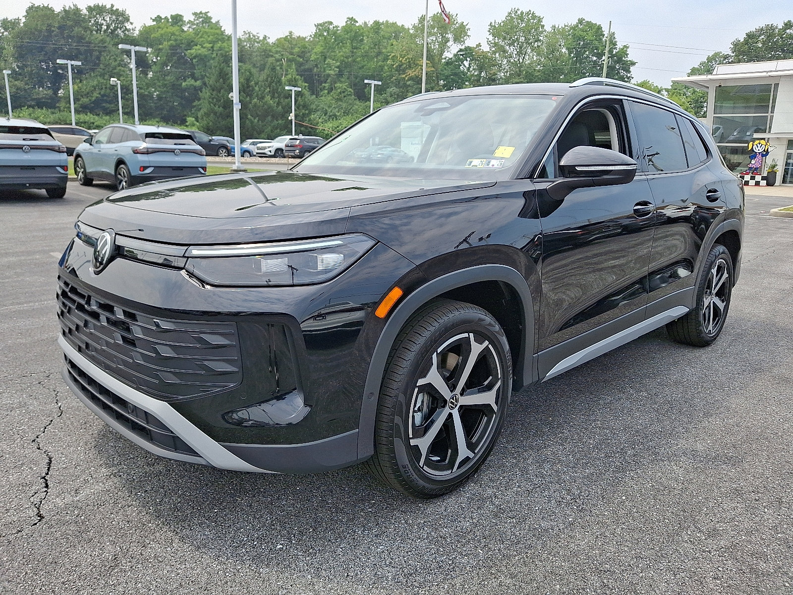 New 2025 Volkswagen Tiguan SE image 3