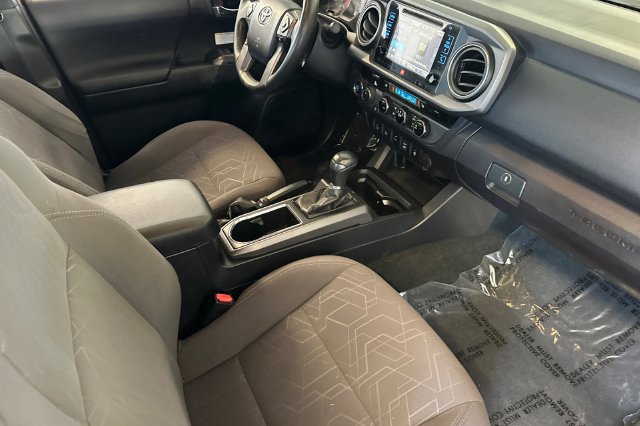 Used 2017 Toyota Tacoma TRD Off-Road AWD/4WD image 17