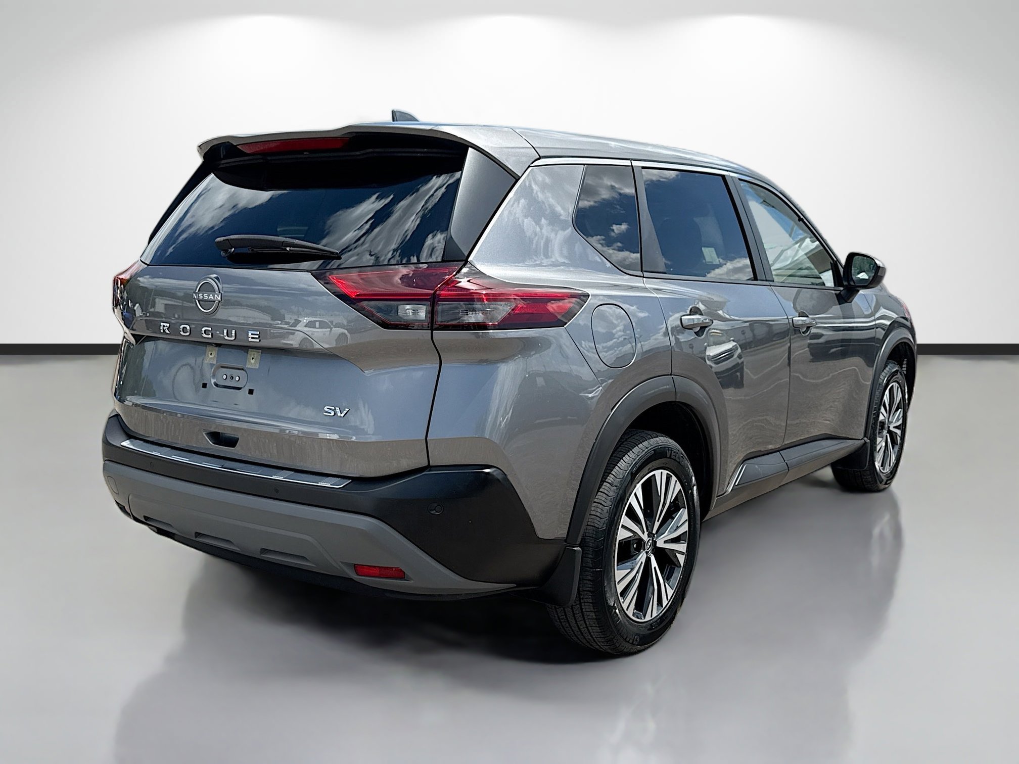 Used 2023 Nissan Rogue SV image 3