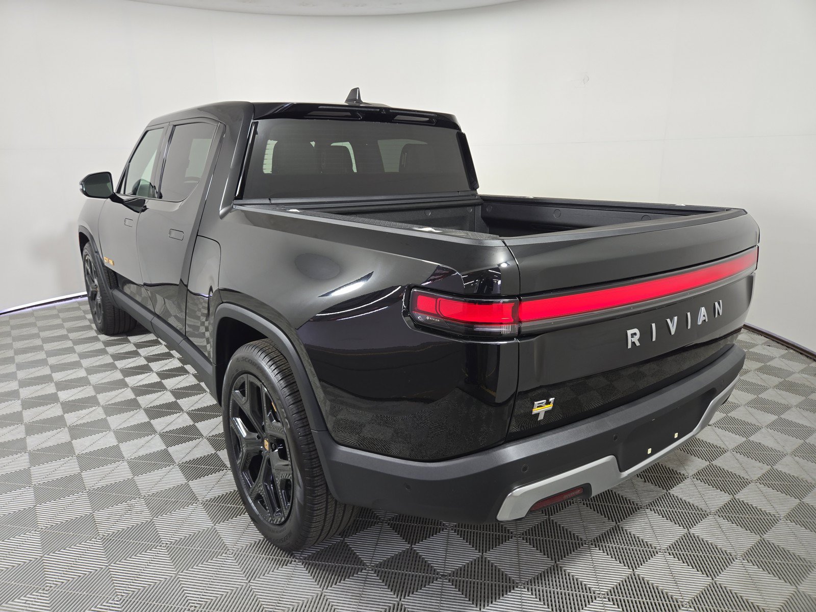 Used 2024 Rivian R1T Adventure AWD/4WD image 3