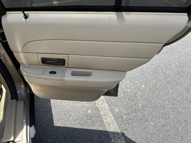 Used 2006 Ford Crown Victoria Police Interceptor image 9