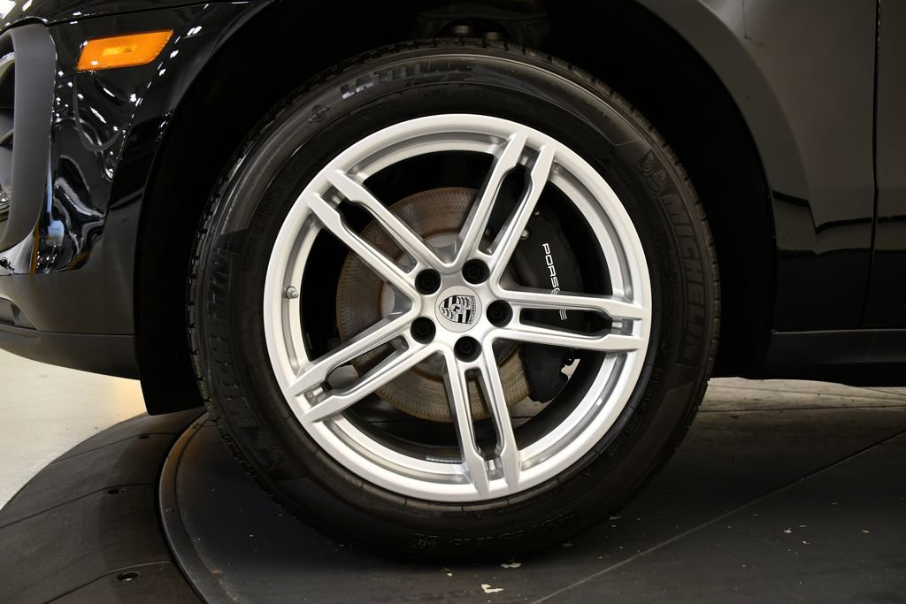 Certified 2025 Porsche Macan image 16