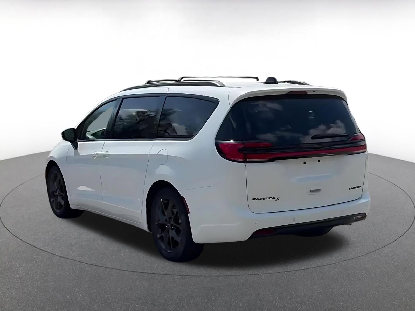 Used 2025 Chrysler Pacifica Limited image 10