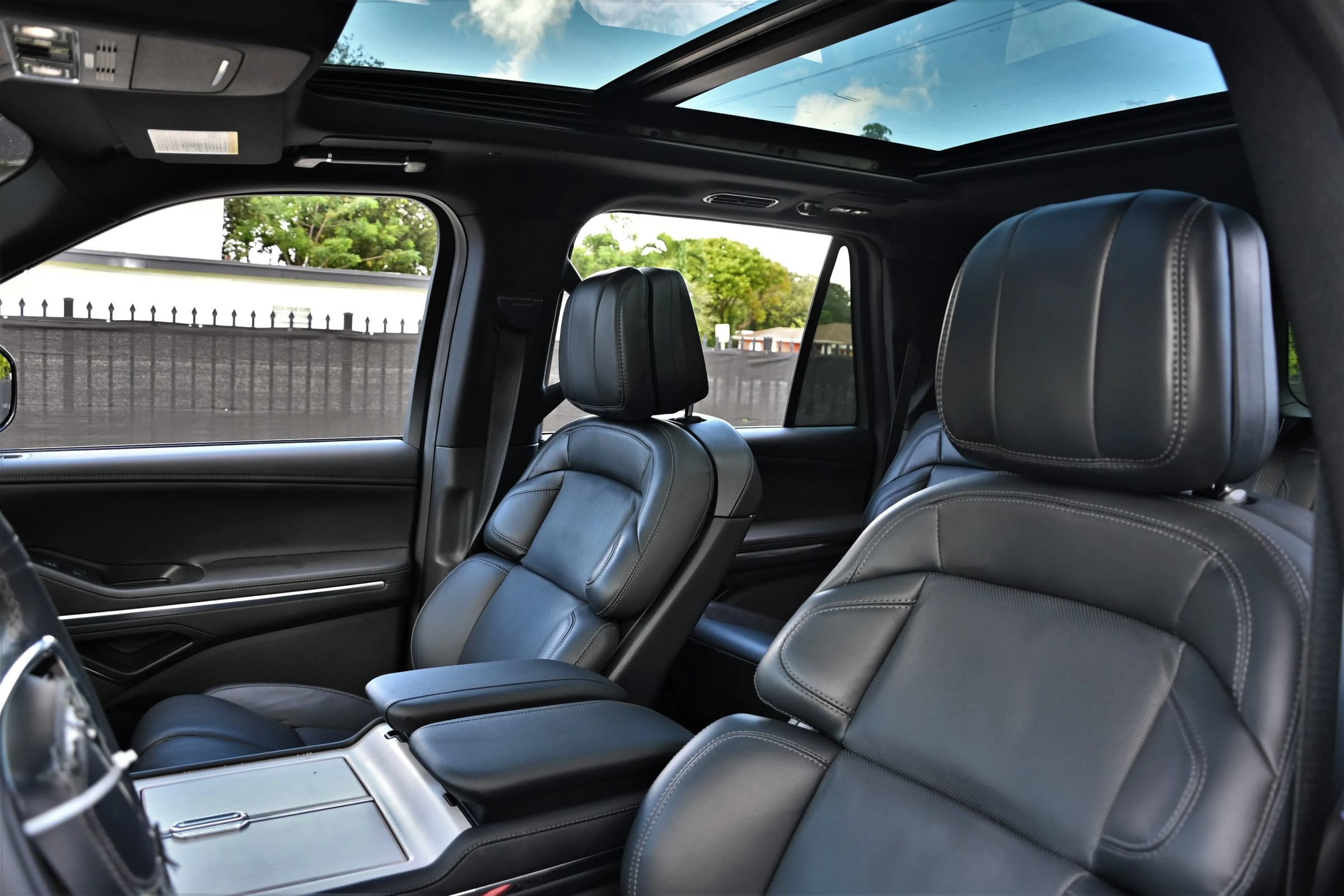 Used 2025 Lincoln Navigator Reserve w/ Jet Appearance Package AWD/4WD image 18
