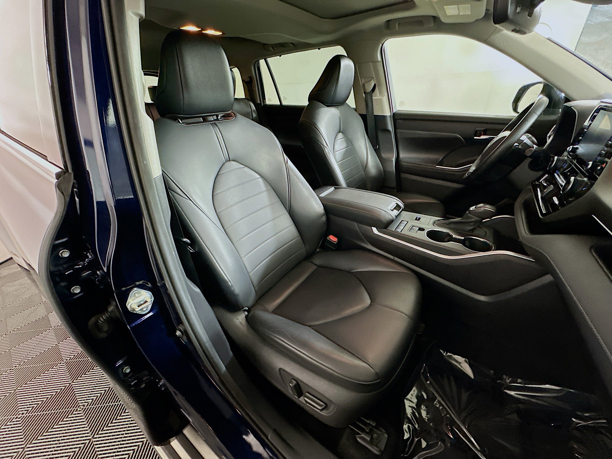 Used 2021 Toyota Highlander XLE FWD image 28