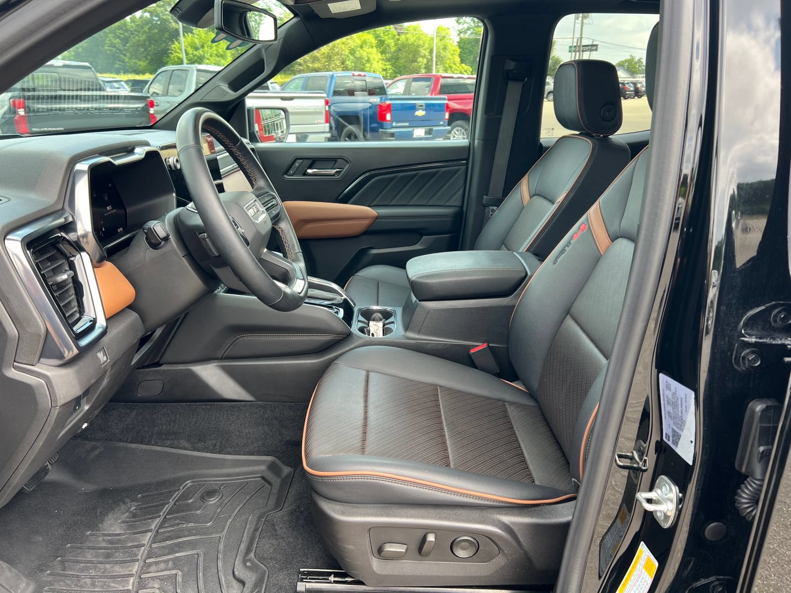 Certified 2024 GMC Canyon AT4 w/ AT4 Premium Package AWD/4WD image 5