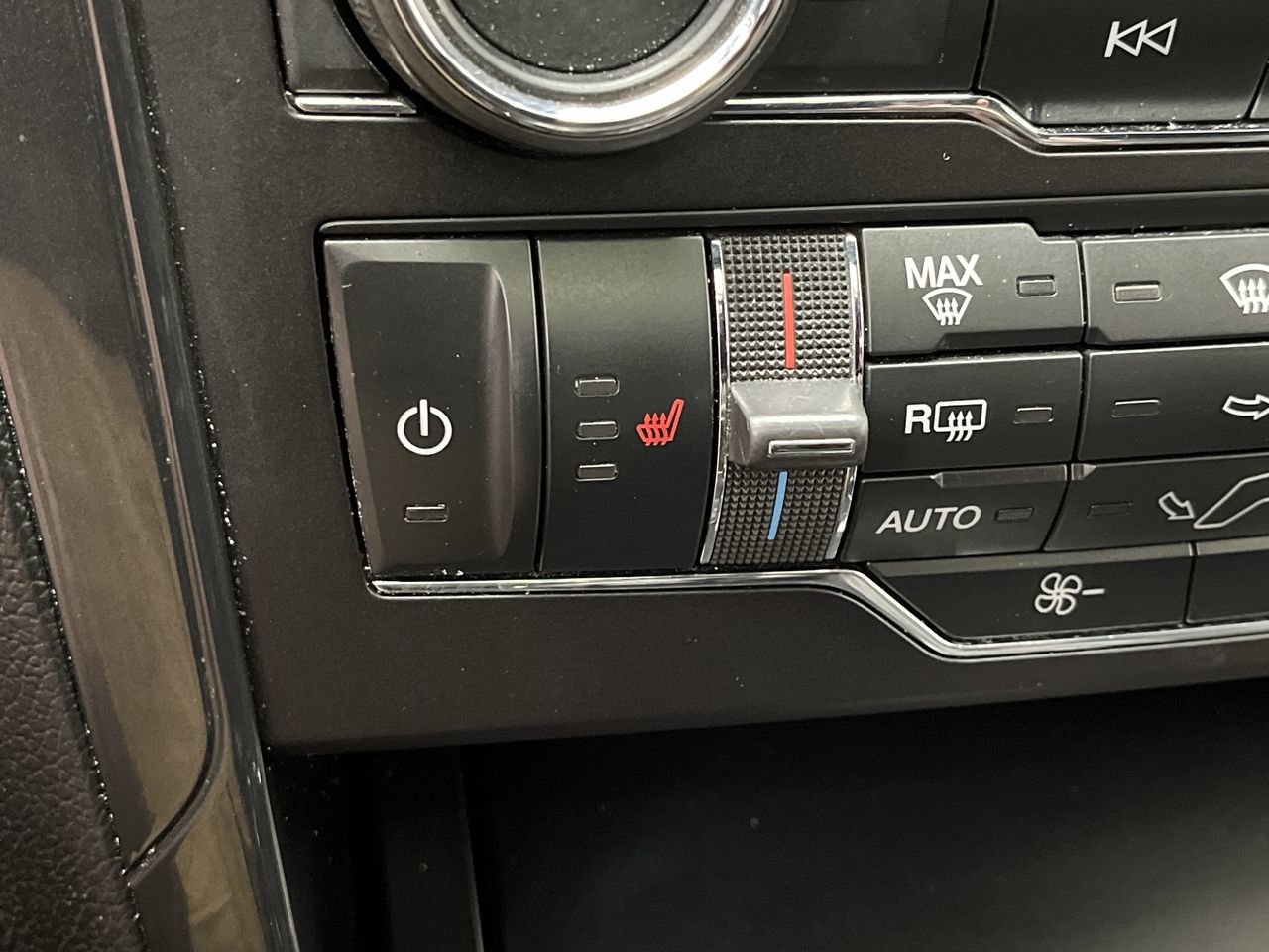 Used 2019 Ford Explorer XLT w/ Equipment Group 202A AWD/4WD image 26
