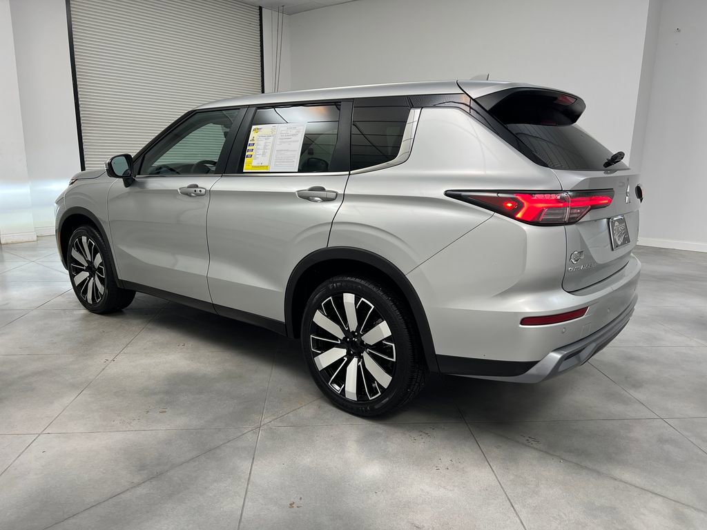 Used 2025 Mitsubishi Outlander SE AWD/4WD image 5