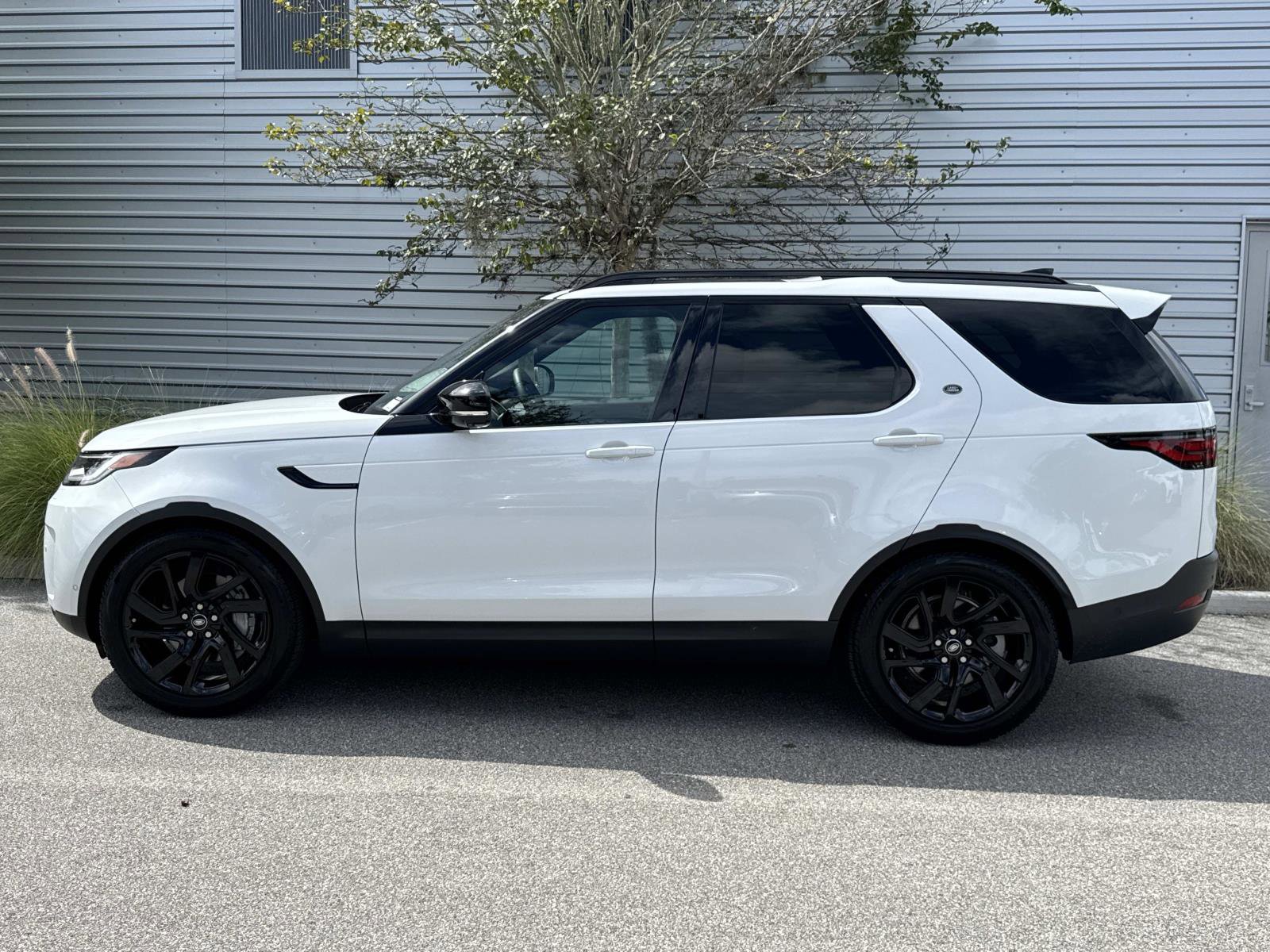 Certified 2025 Land Rover Discovery S image 3