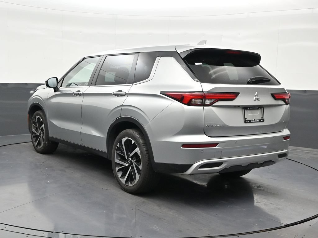 Used 2023 Mitsubishi Outlander SE FWD image 3