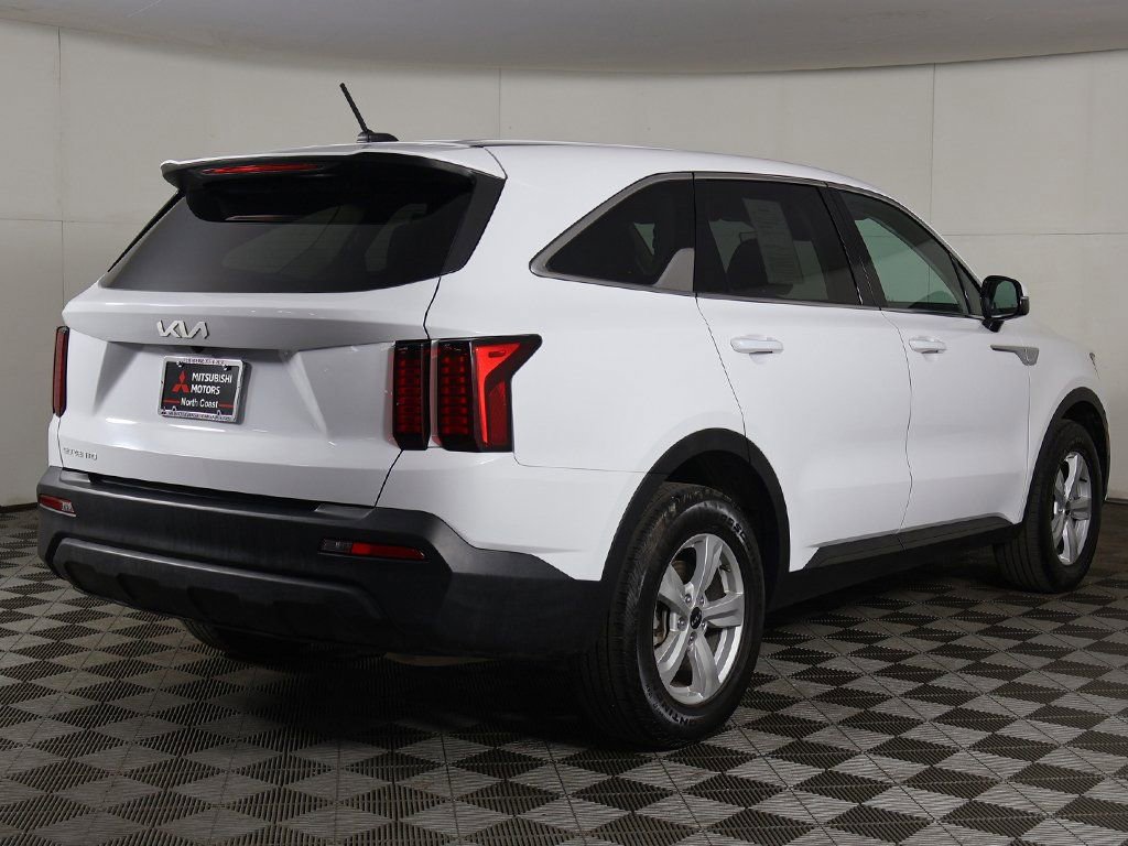 Used 2023 Kia Sorento LX image 9