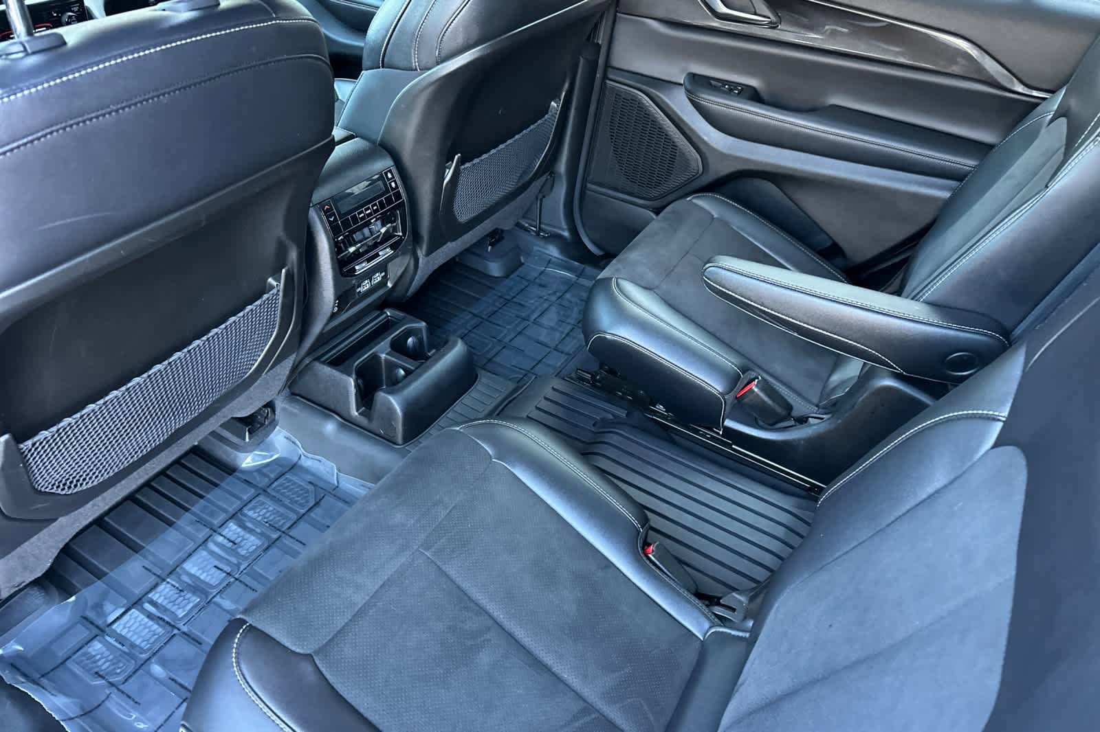 Used 2023 Jeep Grand Cherokee L Laredo image 4