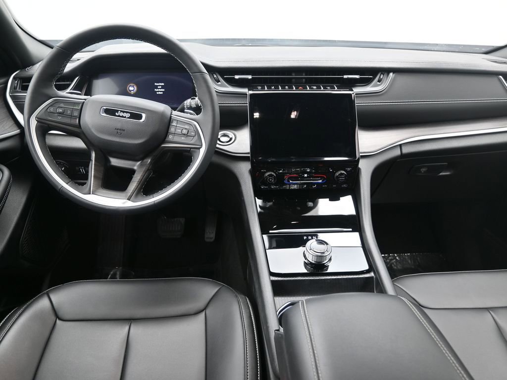 Used 2025 Jeep Grand Cherokee Limited w/ Black Appearance Package image 11