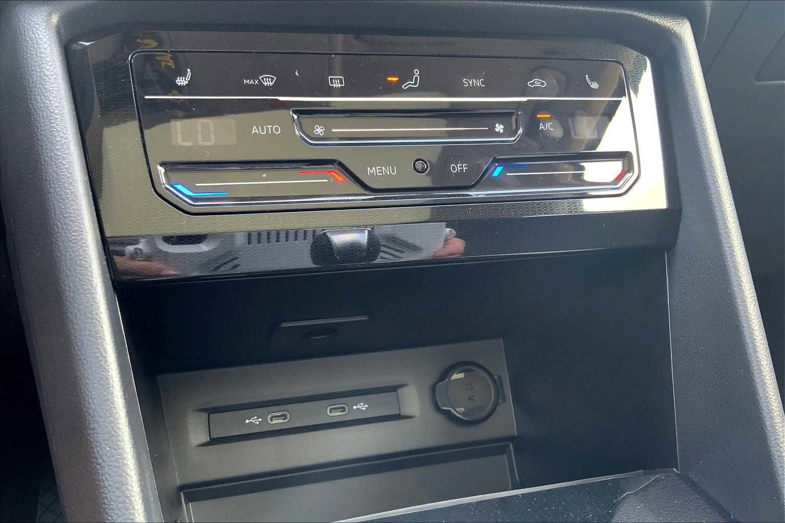 Used 2025 Volkswagen Taos SE AWD/4WD image 18