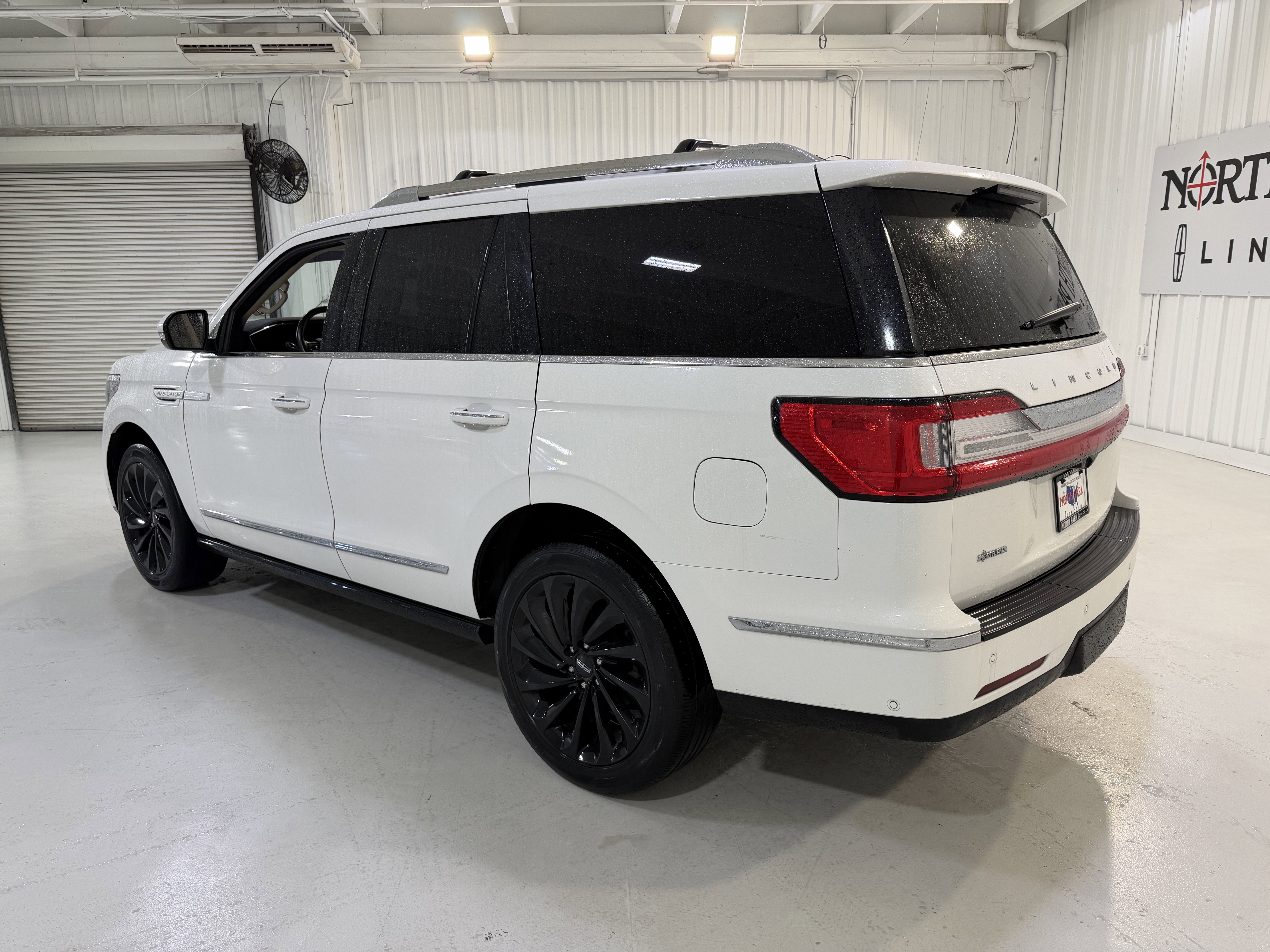 Used 2021 Lincoln Navigator Reserve image 3