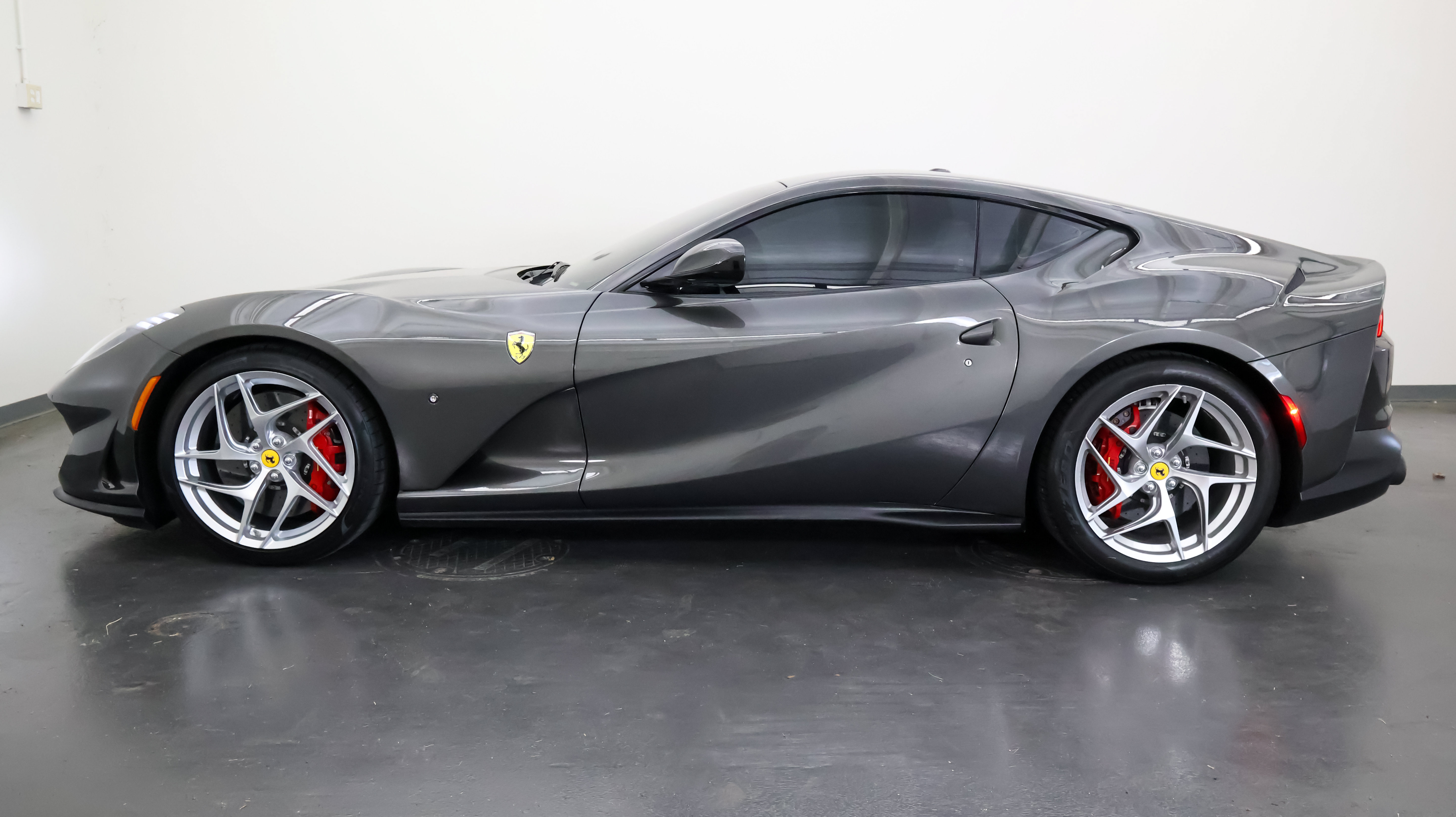 Used 2019 Ferrari 812 Superfast RWD image 6