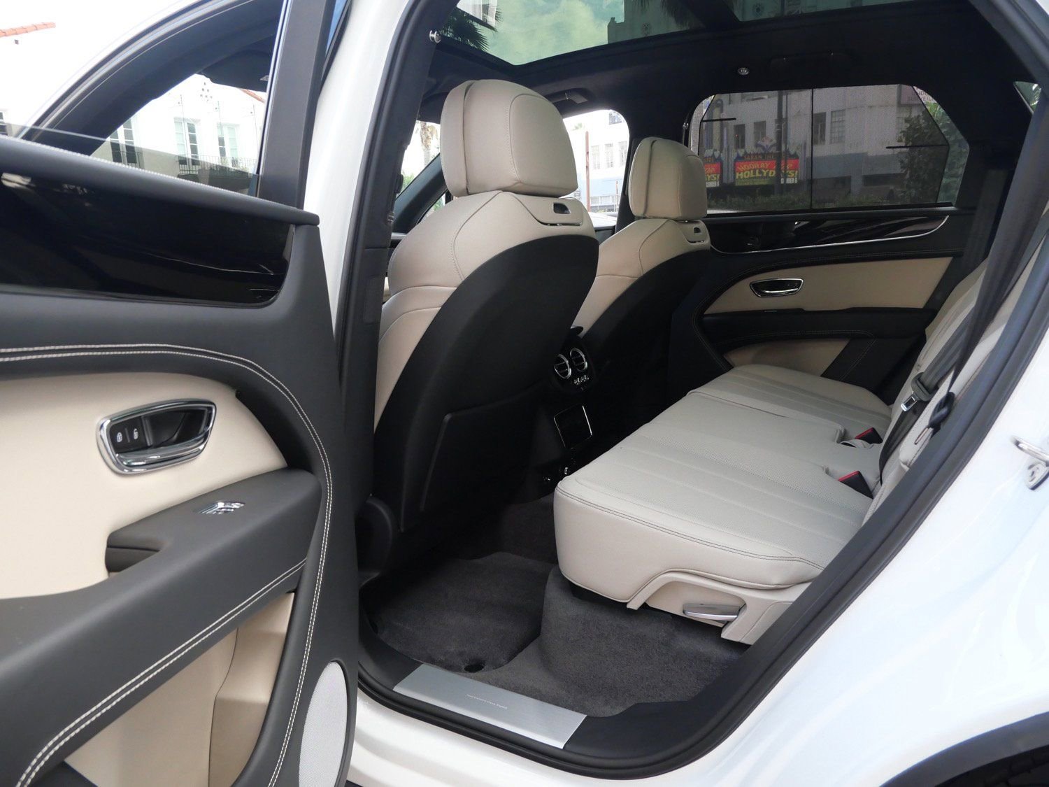 Used 2025 Bentley Bentayga image 16