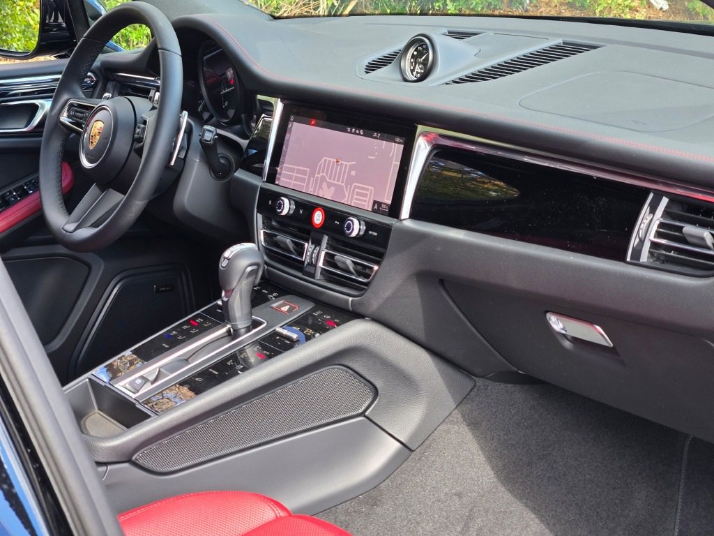 New 2026 Porsche Macan image 40