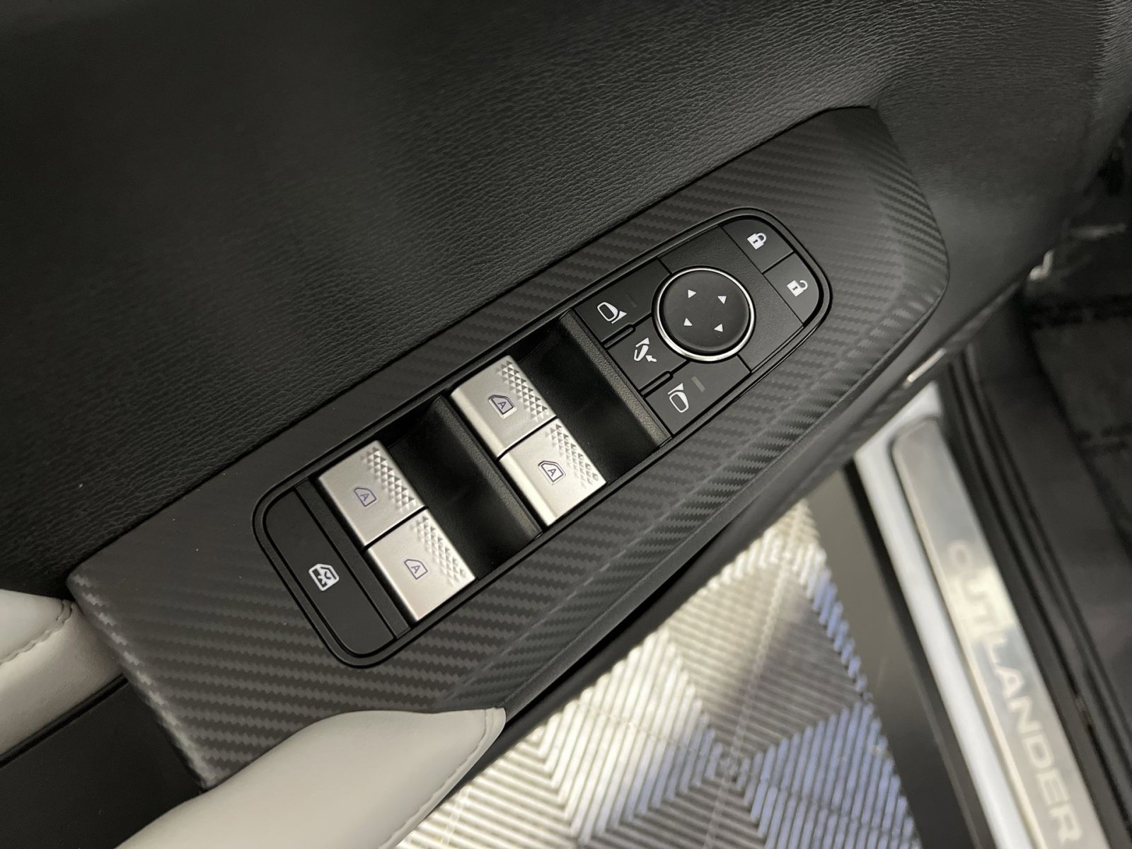 Used 2025 Mitsubishi Outlander SEL image 15