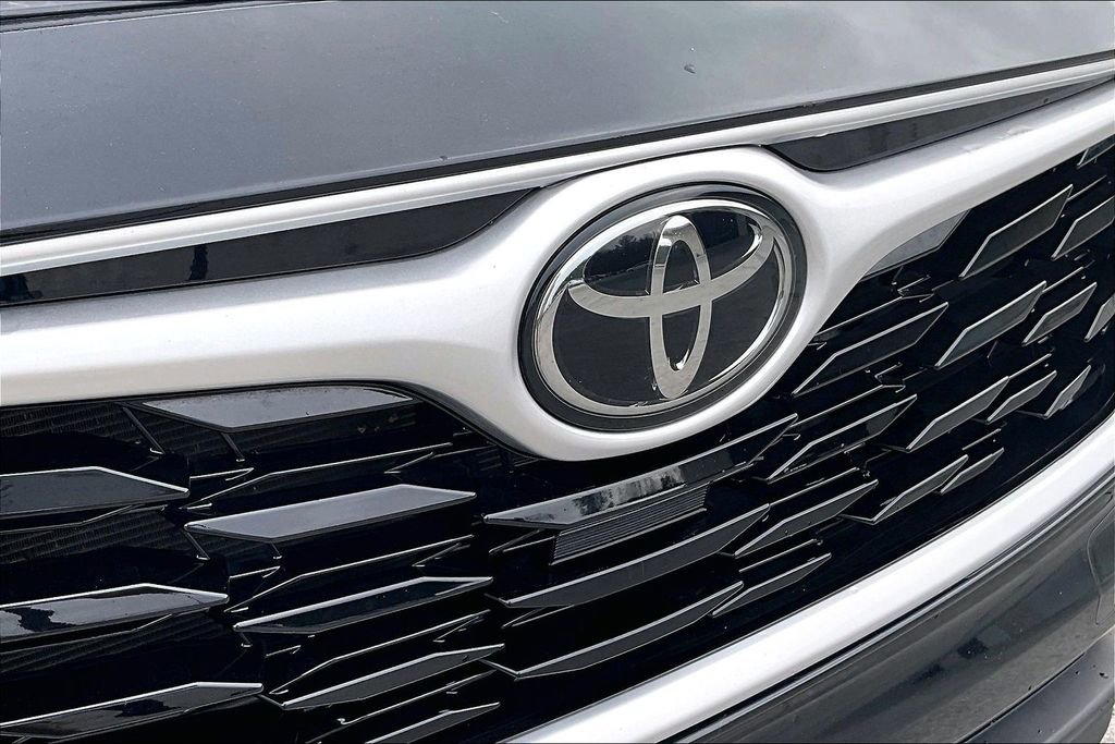 Used 2023 Toyota Highlander L image 33