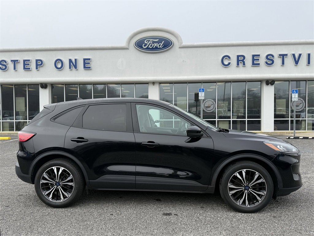 Used 2022 Ford Escape SE w/ SE Sport Appearance Package image 4