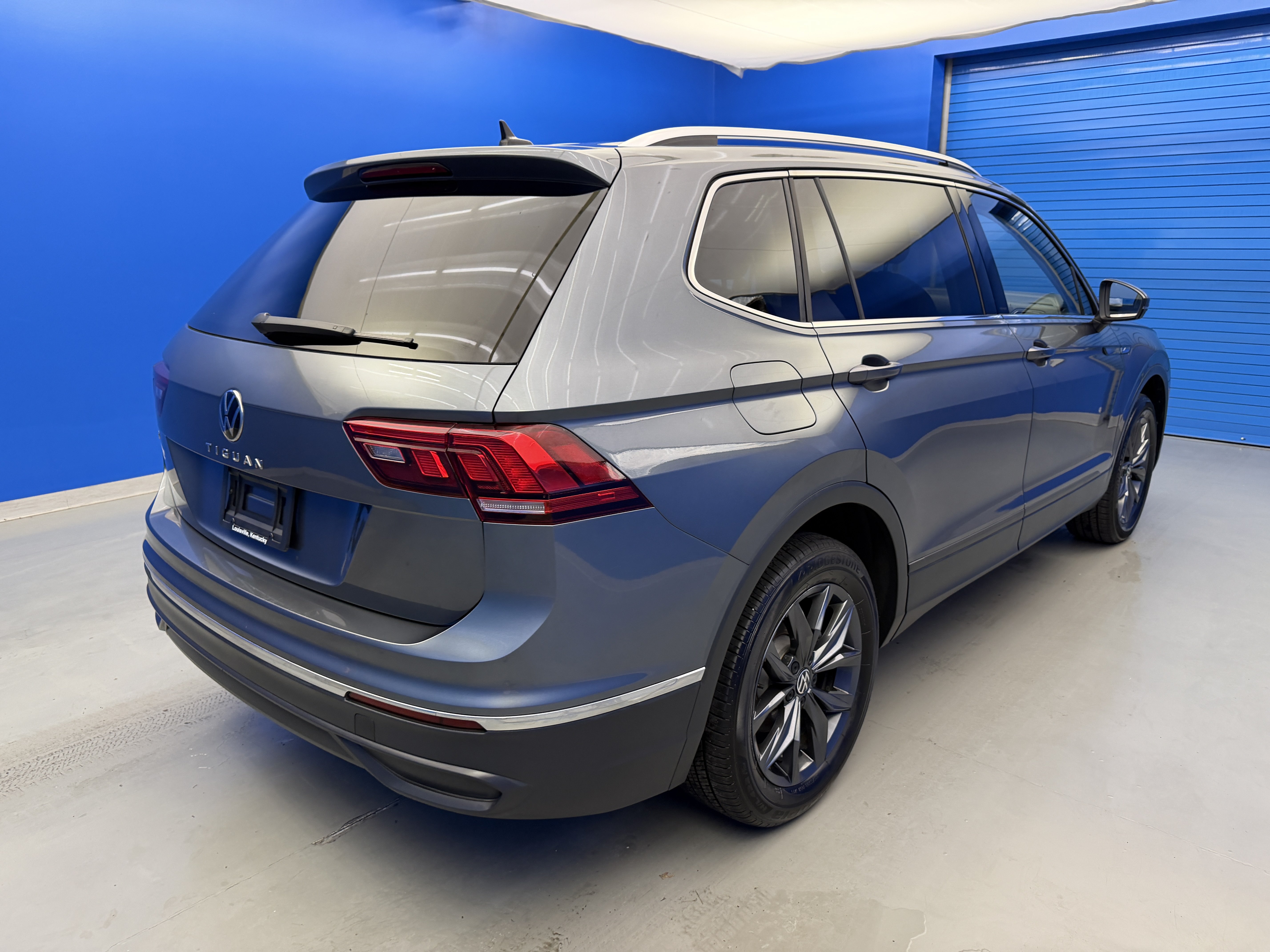 Used 2023 Volkswagen Tiguan SE w/ Panoramic Sunroof Package FWD image 7