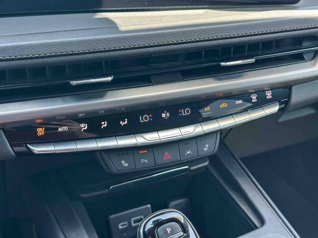 Used 2024 Cadillac XT4 Luxury w/ Cold Weather Package FWD image 32
