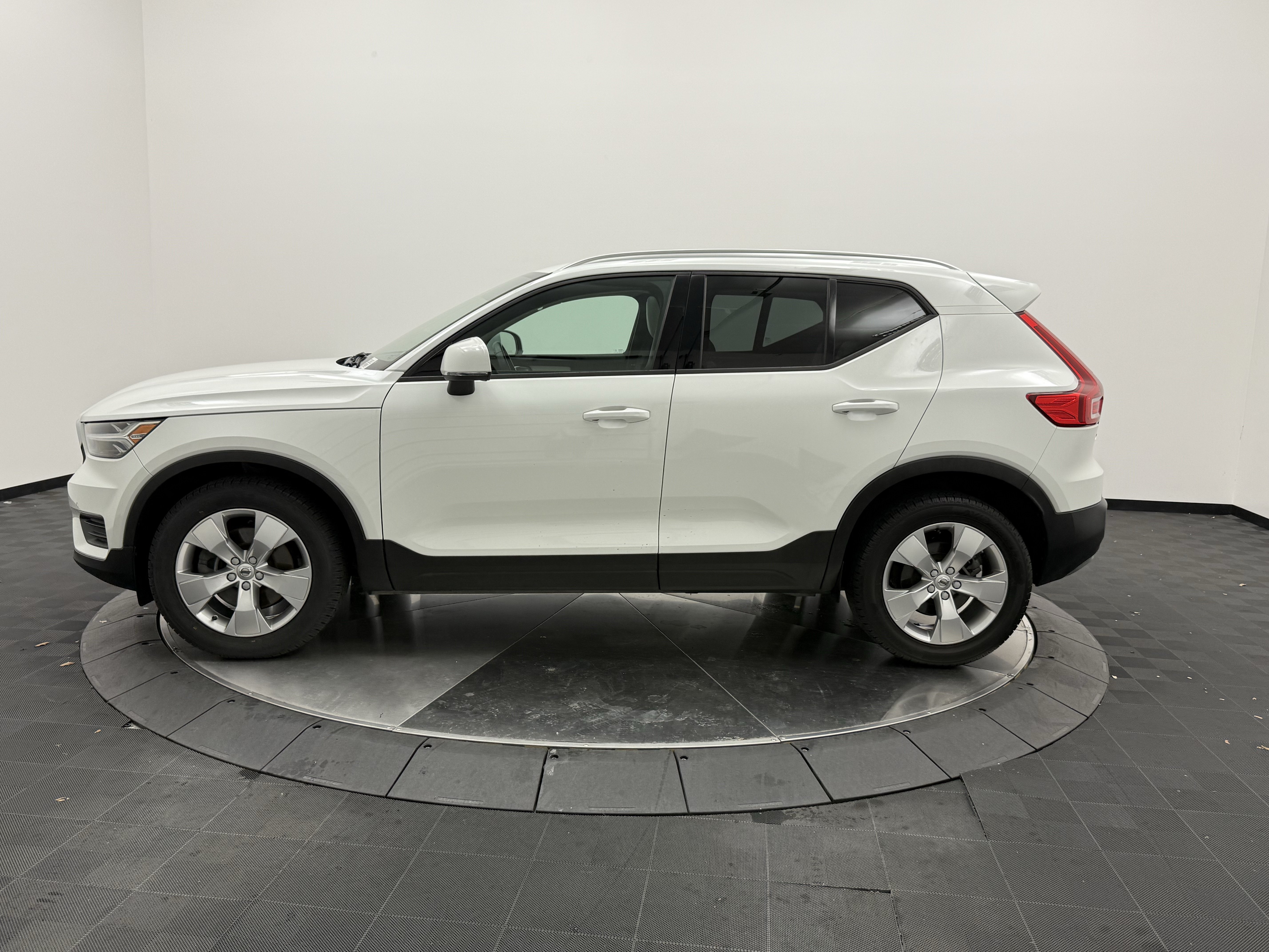 Used 2020 Volvo XC40 T5 Momentum AWD/4WD image 4