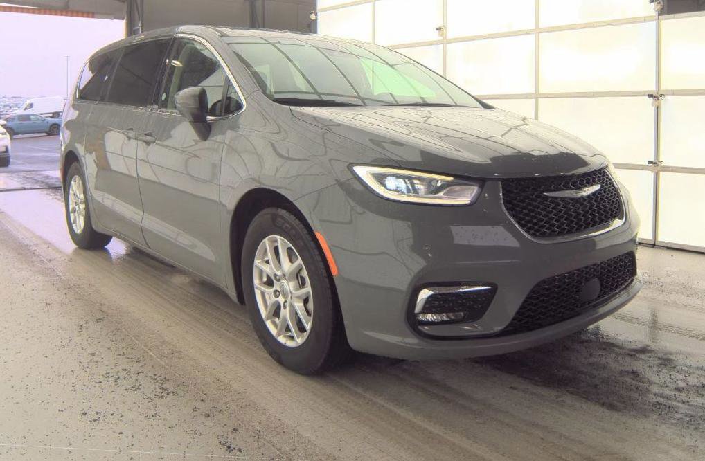 Used 2023 Chrysler Pacifica Touring-L image 8