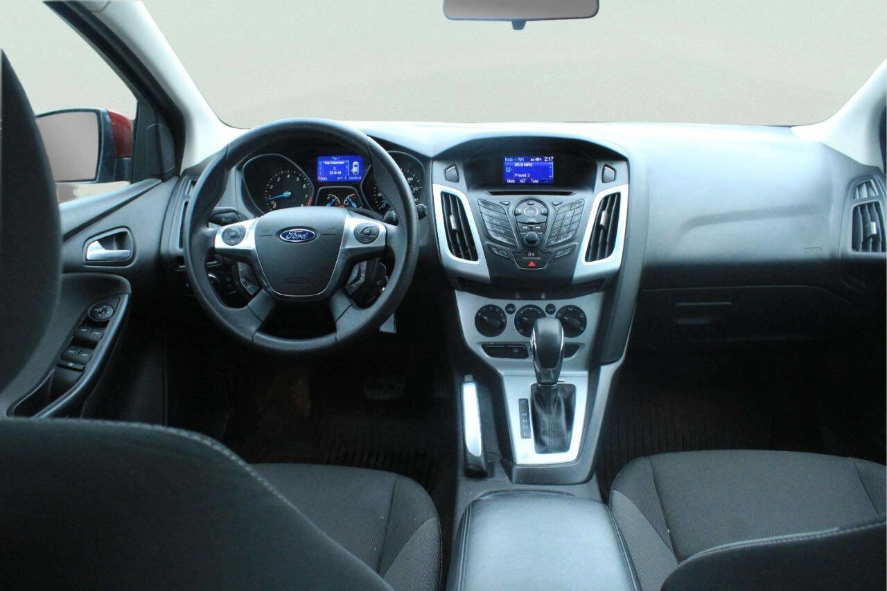 Used 2013 Ford Focus SE w/ SE Winter Pkg image 7