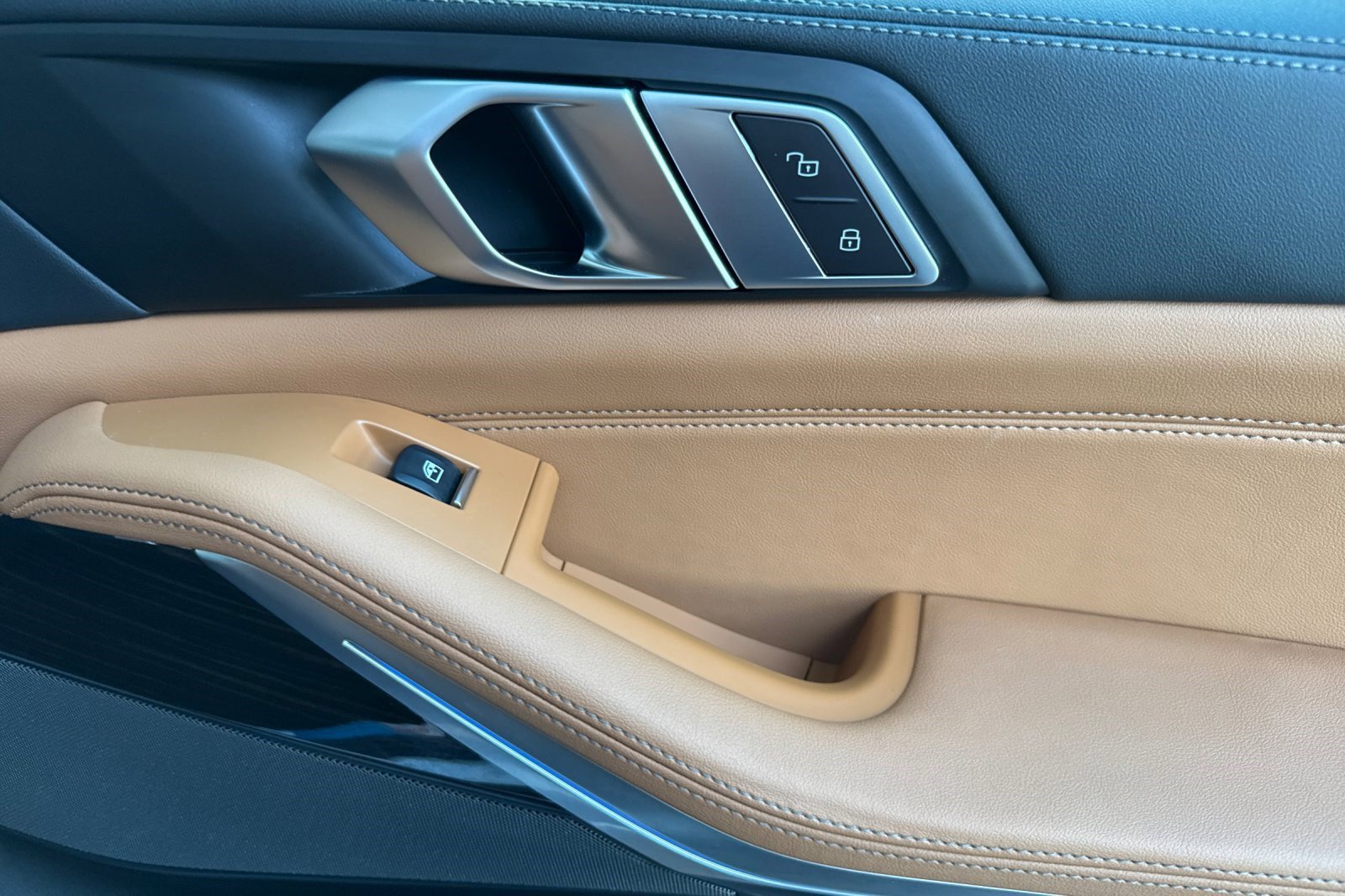 Certified 2024 BMW X5 xDrive50e w/ Premium Package image 21