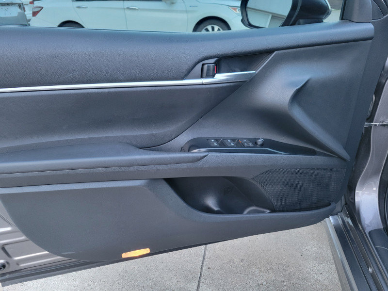 Used 2018 Toyota Camry SE FWD image 19