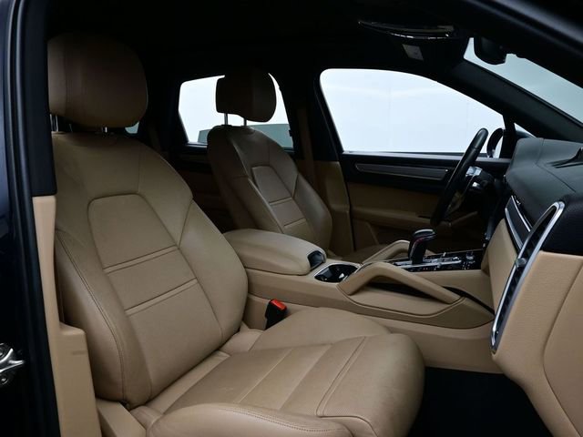 Certified 2023 Porsche Cayenne Platinum Edition image 17