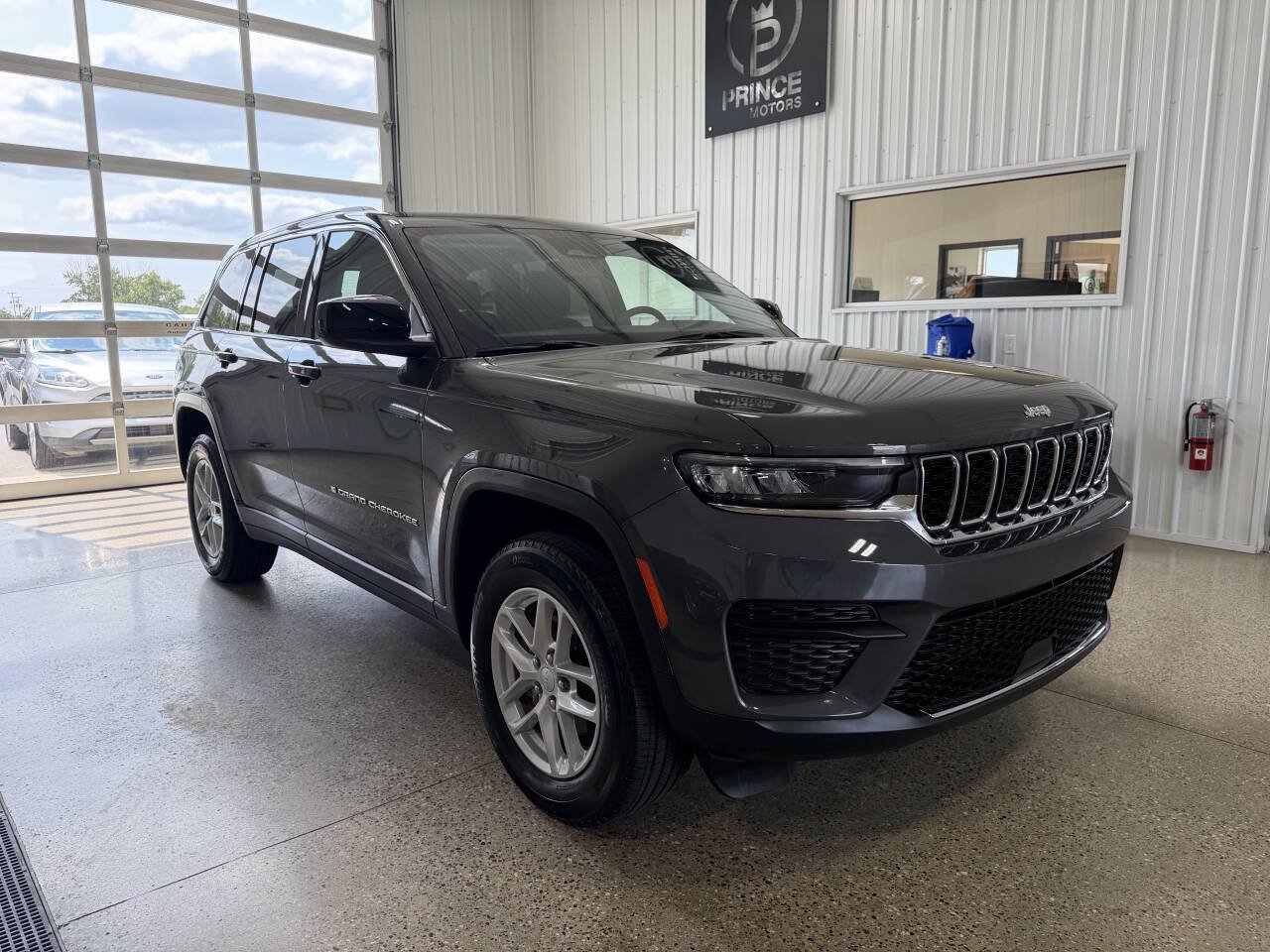 Used 2023 Jeep Grand Cherokee Laredo w/ Luxury Tech Group I AWD/4WD image 7