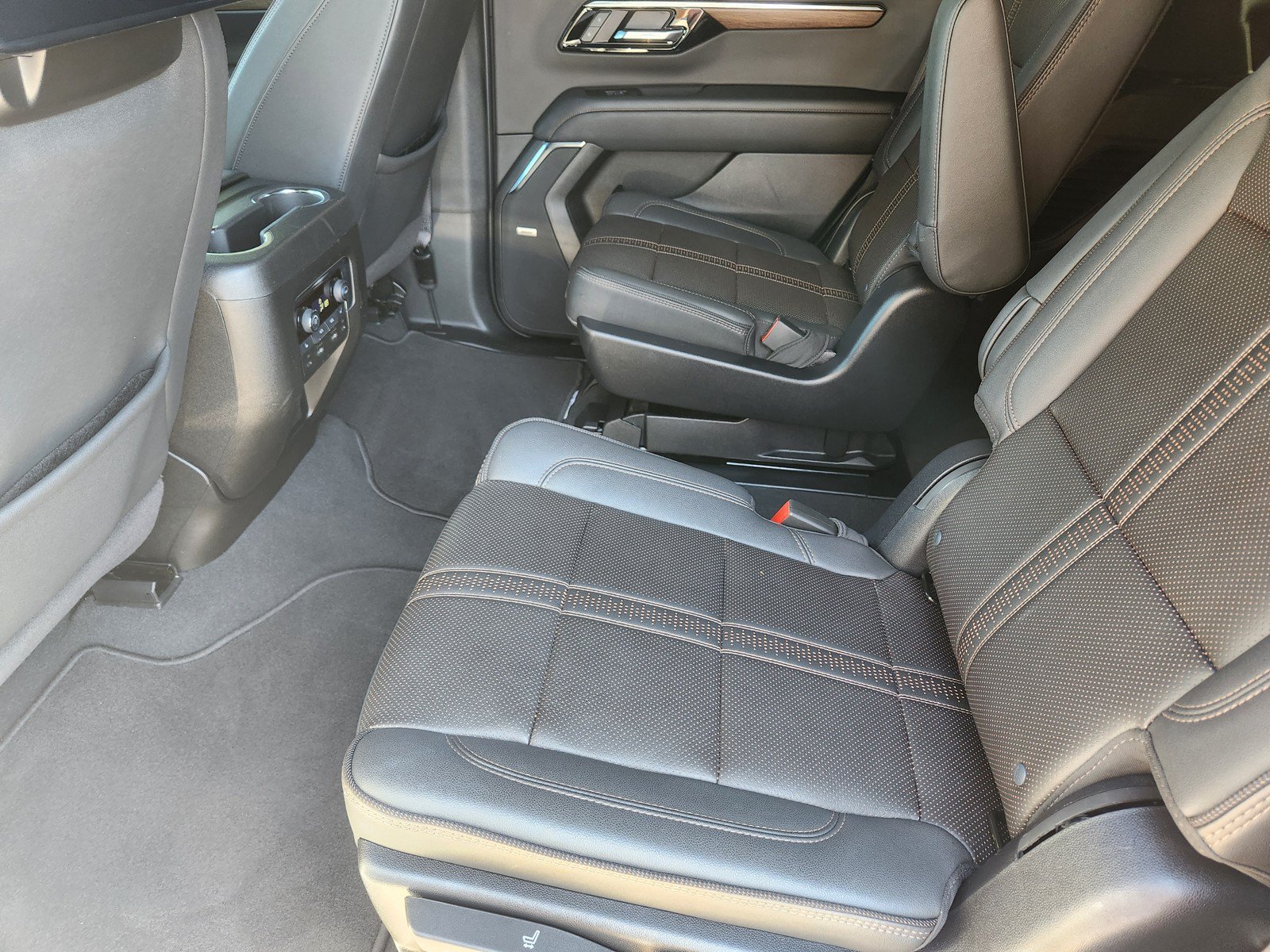 Used 2025 Chevrolet Tahoe High Country AWD/4WD image 13