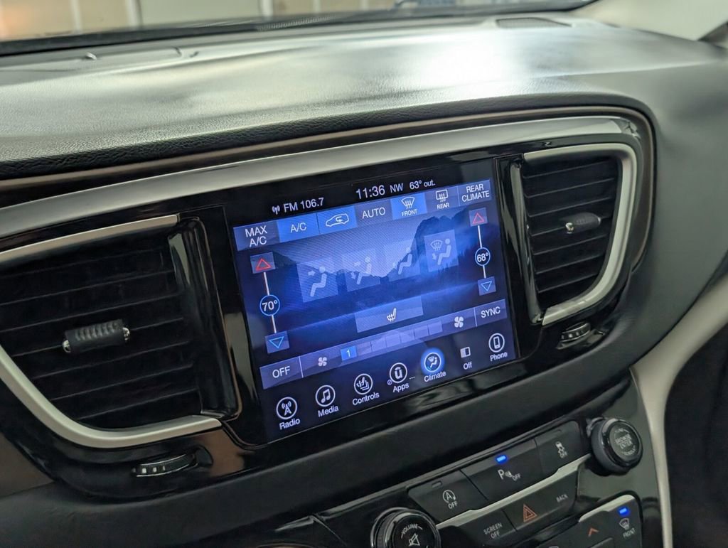 Used 2017 Chrysler Pacifica Touring-L image 18