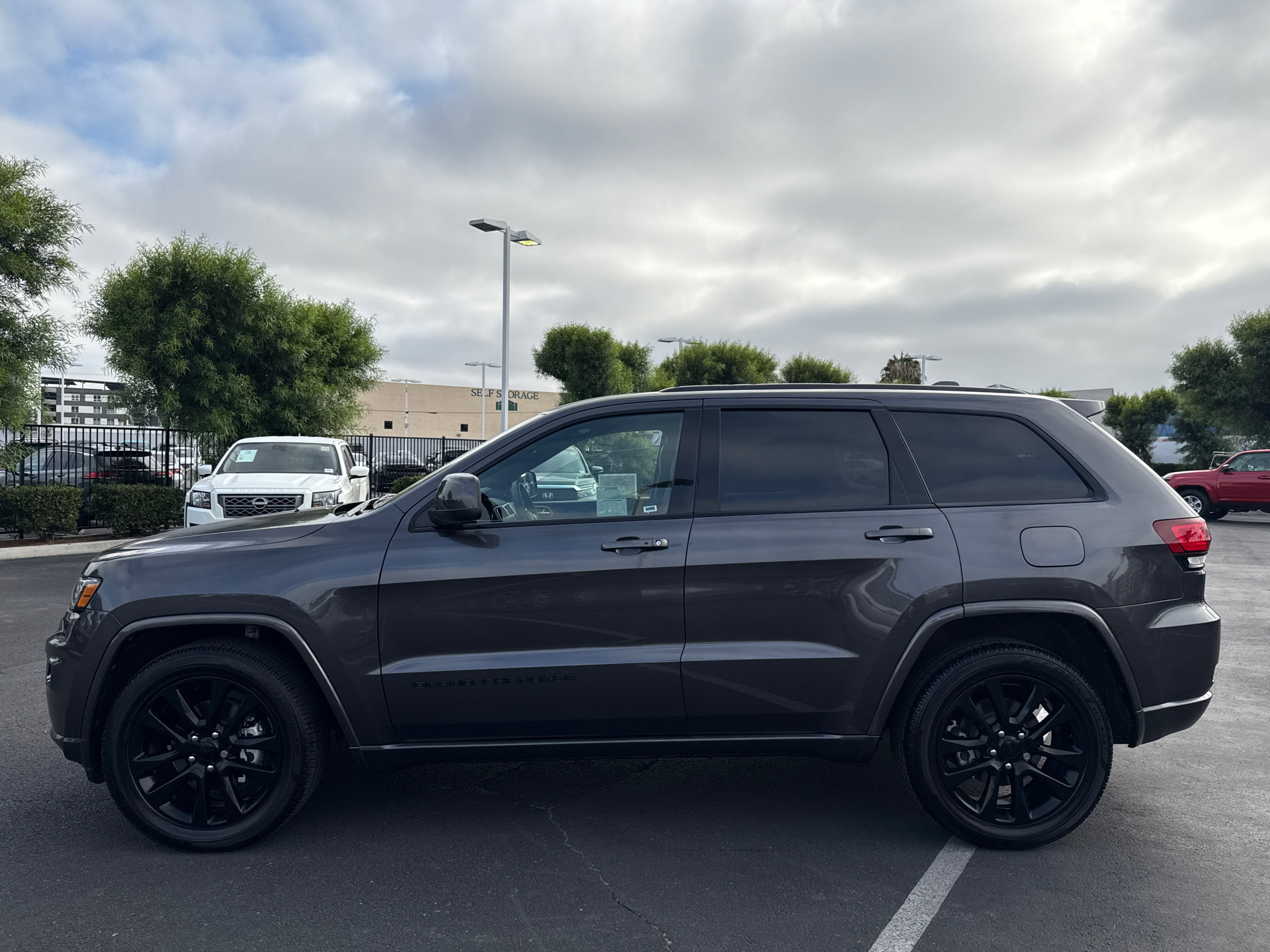 Used 2017 Jeep Grand Cherokee Altitude RWD image 4