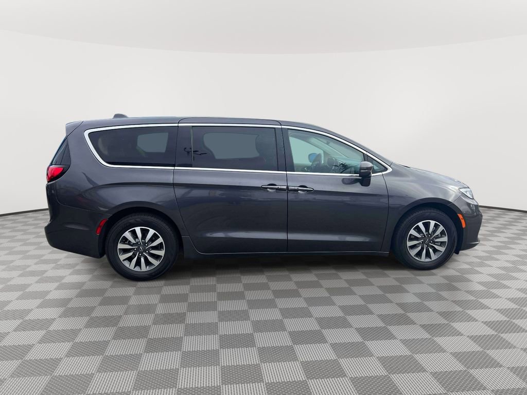 Used 2022 Chrysler Pacifica Touring-L FWD image 4