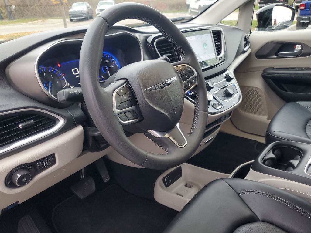 Used 2024 Chrysler Pacifica Touring-L FWD image 16