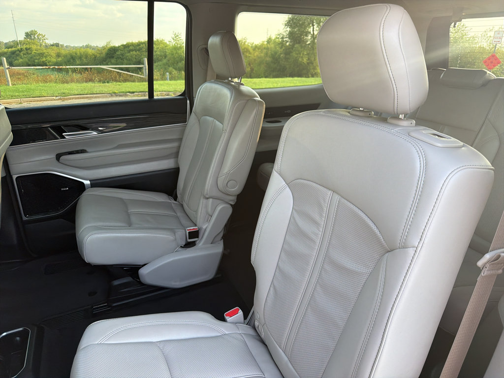 Used 2022 Jeep Wagoneer Series III w/ Premium Group I AWD/4WD image 37