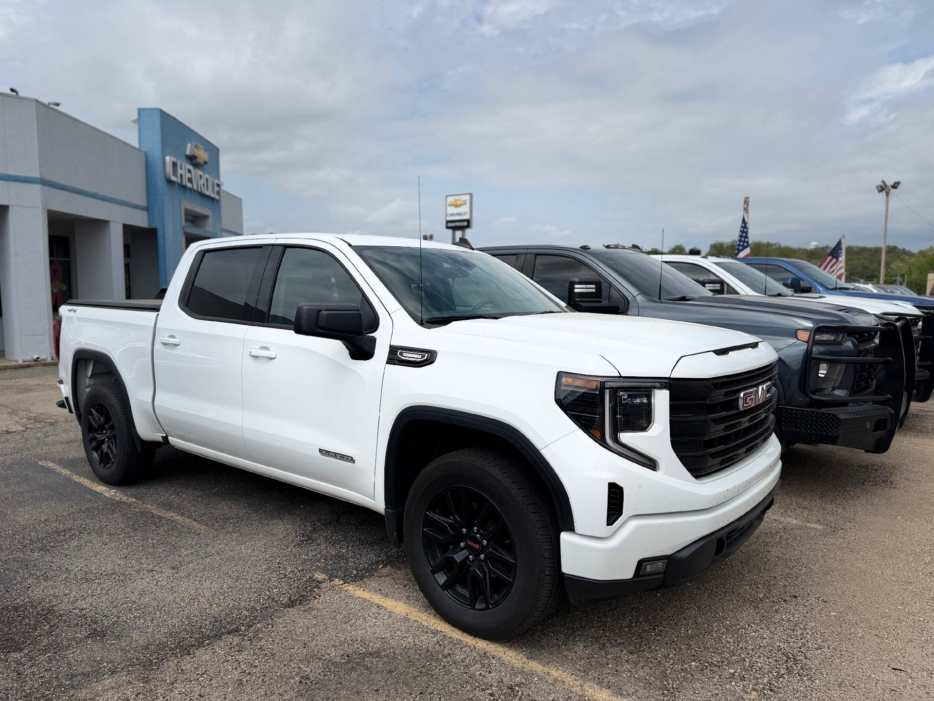 Used 2025 GMC Sierra 1500 Elevation AWD/4WD image 1