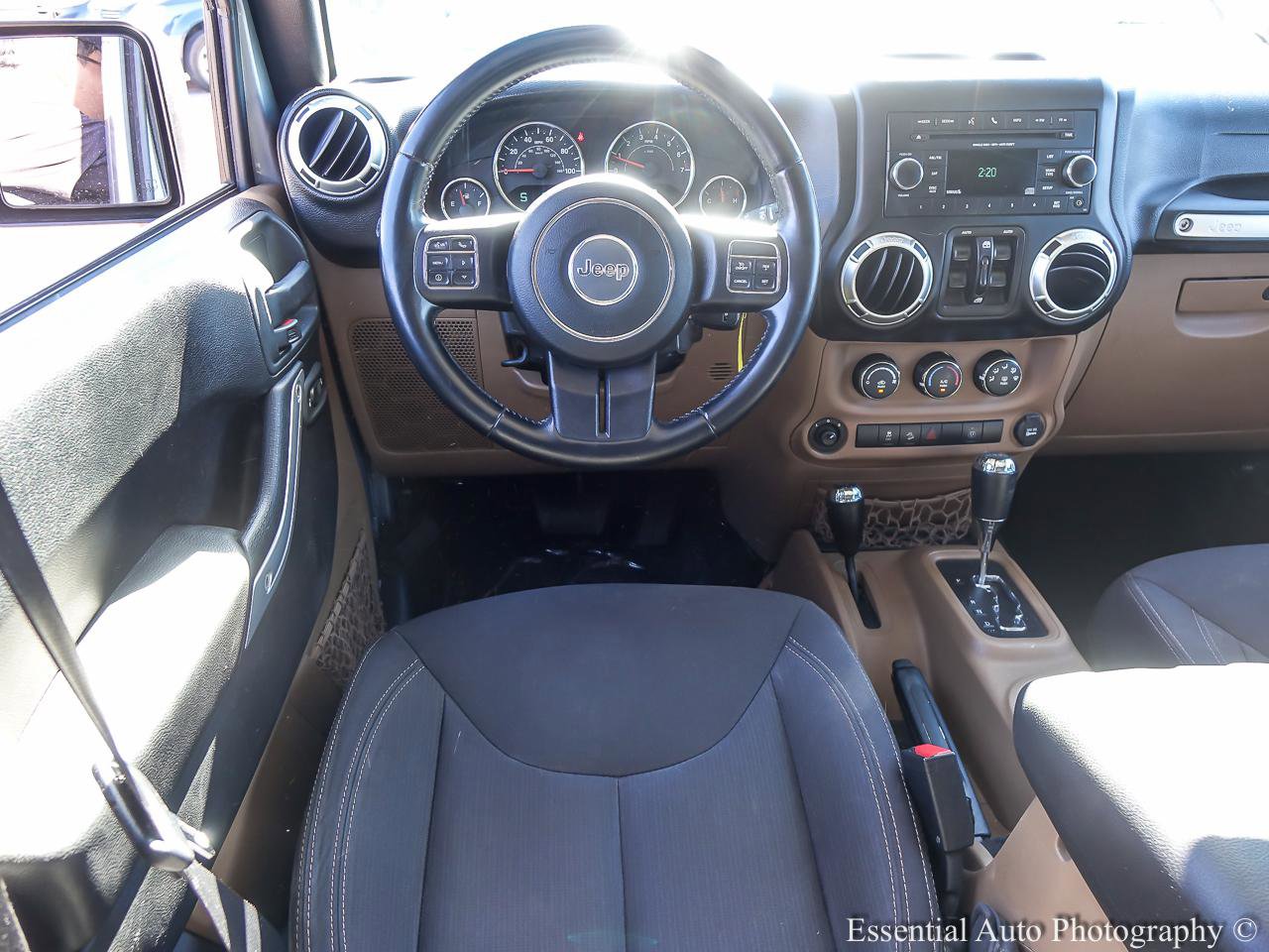 Used 2017 Jeep Wrangler Unlimited Sahara w/ Connectivity Group image 14