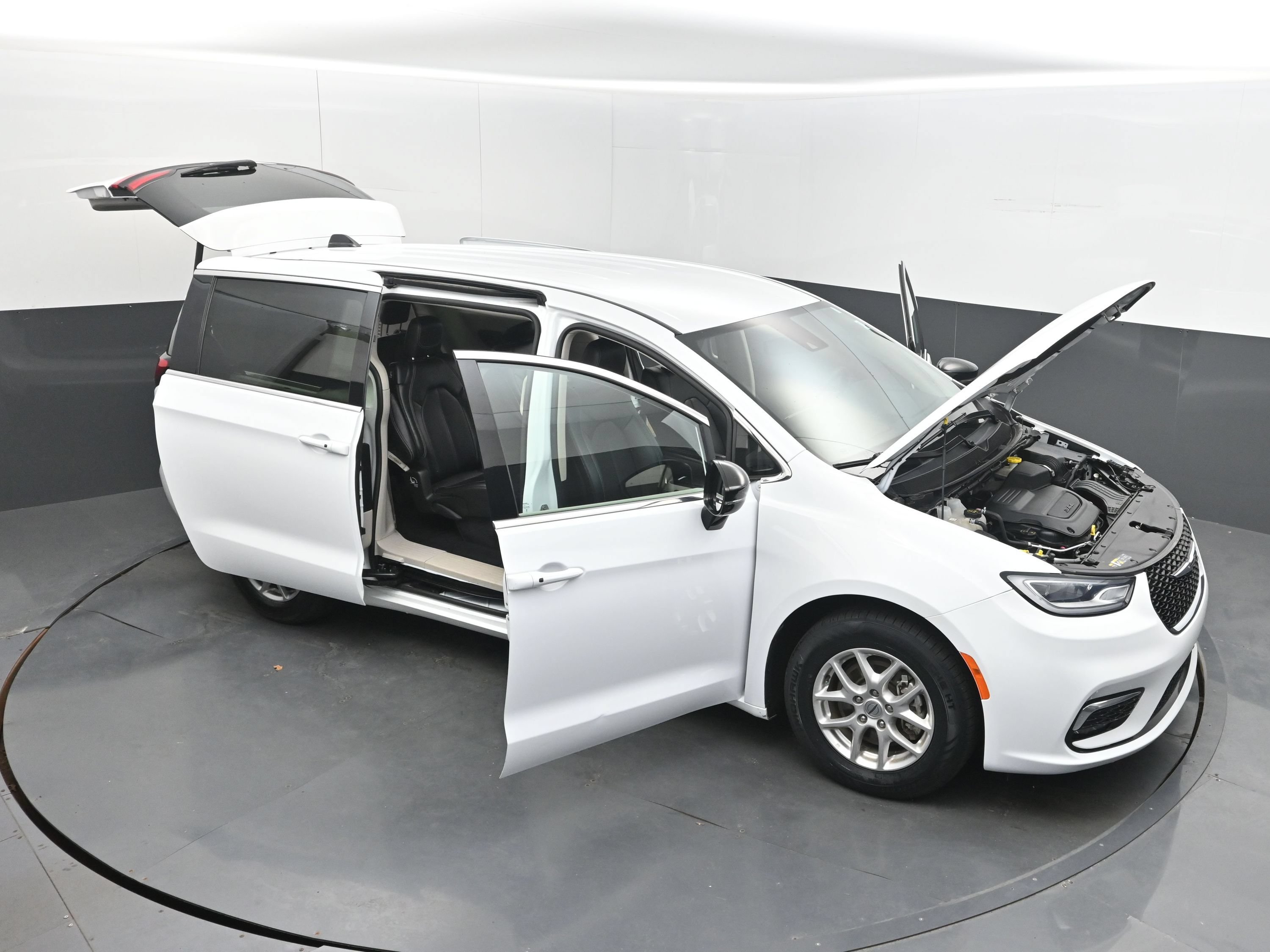 Used 2024 Chrysler Pacifica Touring-L FWD image 34